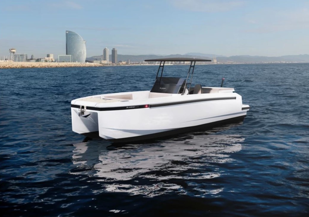 De Antonio Yachts presents the E23, its first electric boat