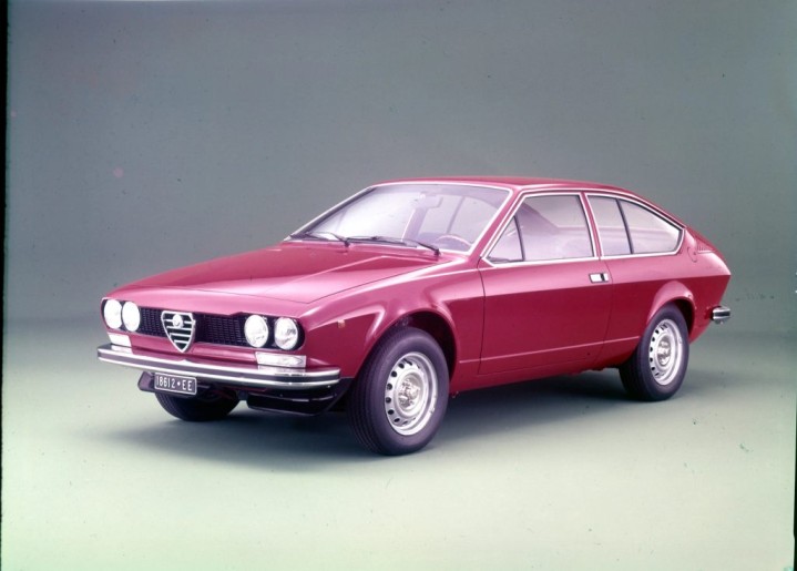 Alfa Romeo giortazei 70 xronia Giulietta kai 50 Alfetta GT