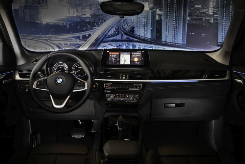 BMW X1 xDrive25e interior a1000x668