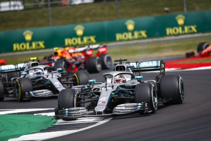 silverstone 19 lewis leads mercedes a1000x667