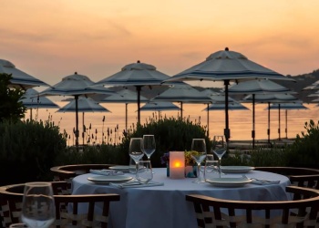 APLÓ beach restaurant: Μόλις προσγειώθηκε στην Αθηναϊκή Ριβιέρα