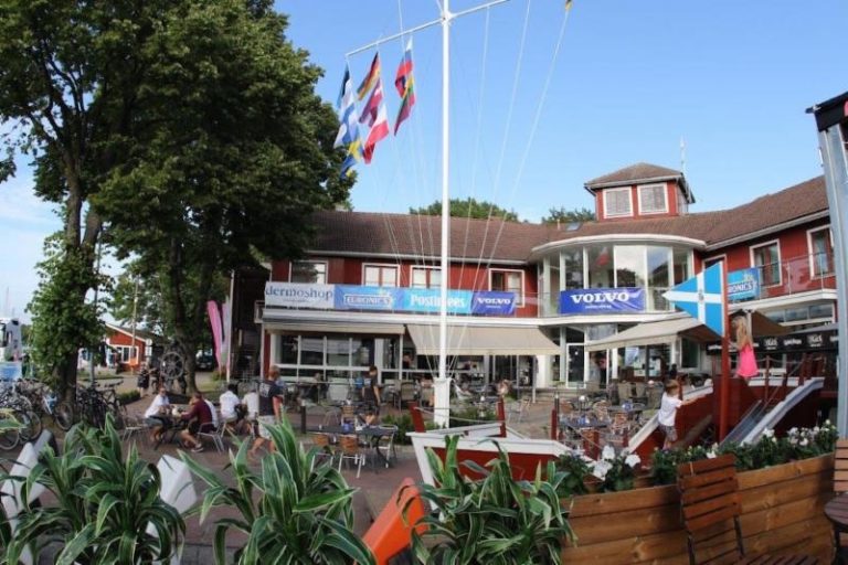 Perfect shoreside ambience on the patio at Parnu YC - photo Max Ranchi