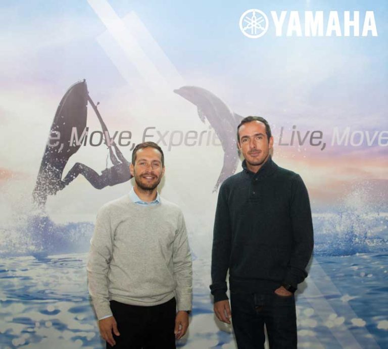 Οι Ολυμπιονίκες Μάντης – Καγιαλής στο περίπτερο της ΥΑΜΑΗΑ στο Ναυτικό Σαλόνι