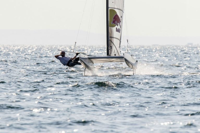 O Κώστας Τριγκώνης πετάει με Catamaran Α-Class