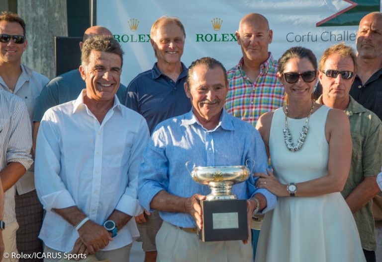 Βράβευση του George Sakellaris (Proteus) και νικητή του αγώνα από την κα Ηρώ Βαχάρη (CEO Rolex Hellas)
