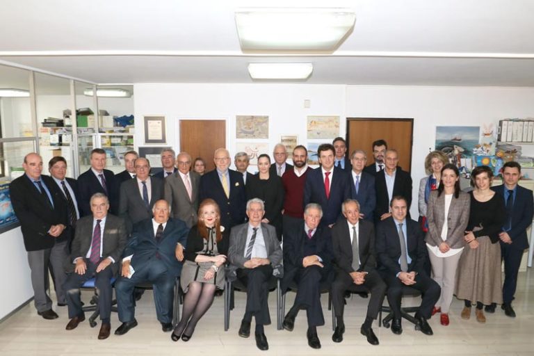 Ομαδική αναμνηστική φωτογραφία από την κοπή πίτας της HELMEPA