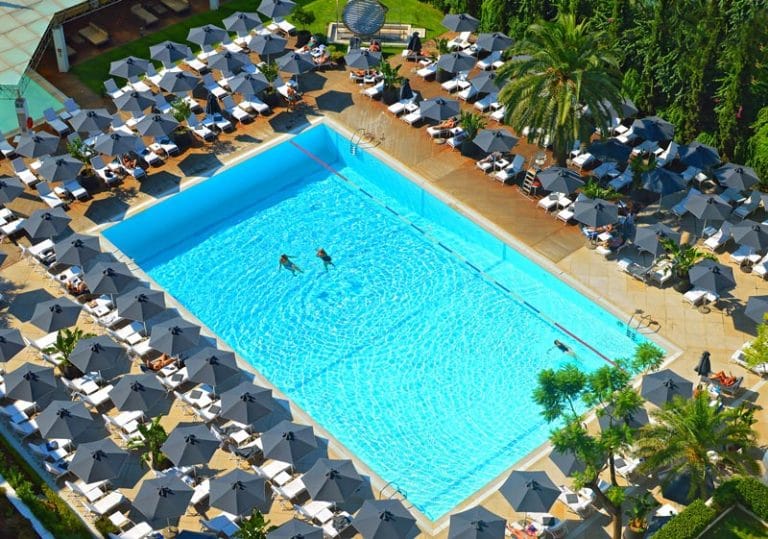 Νέος αέρας στην πισίνα του Athens Hilton
