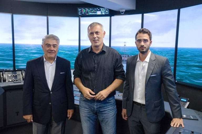 Ο κ.Μώραλης ξεναγήθηκε στο νέο campus από τον Πρόεδρο του εκπαιδευτικού ιδρύματος, κ.Κωνσταντίνο Ροδόπουλο και τον κ.Ρωμανό Ροδόπουλο, Επικεφαλή της Ναυτικής Ακαδημίας του Κολλεγίου.