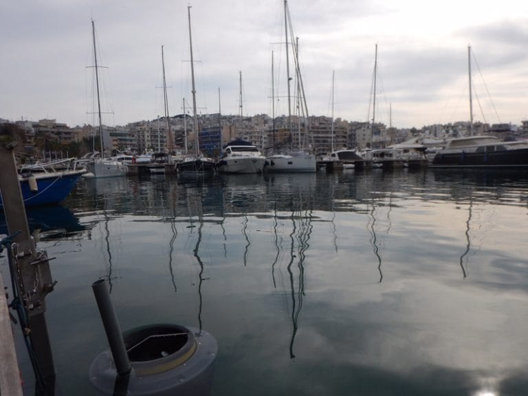 Η μαρίνα Ζέας καινοτομεί με το SEABIN V5