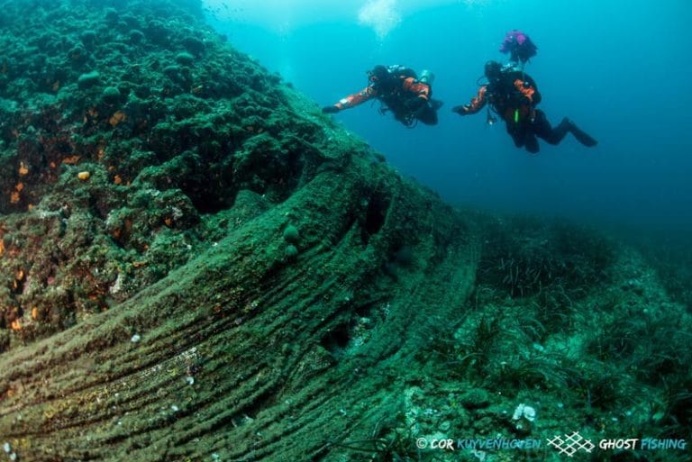 Δύτες ανασύρουν 2 τόνους δίχτυα φαντάσματα
