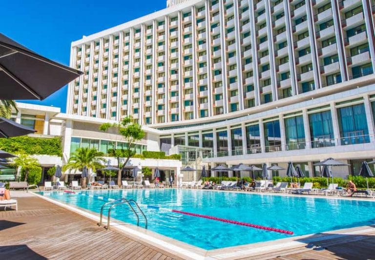 Πισίνα Hilton: διακοπές στο κέντρο της Αθήνας
