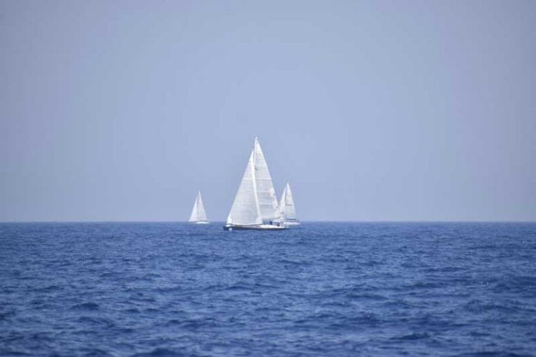 Τα 84 σκάφη του Rodos Cup έφτασαν στη Σύμη, ακολουθώντας δύο διαφορετικές στρατηγικές.