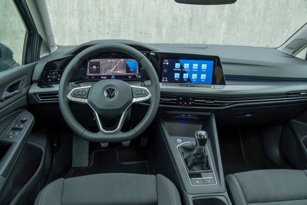 Volkswagen Golf 2020 interior a1000x667