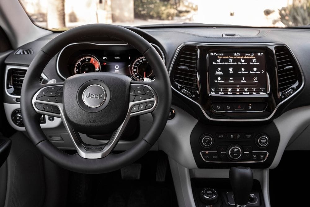 2019 Jeep Cherokee interior a1000x667