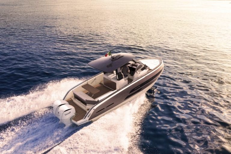GT320S: The new Invictus Yacht outboard model