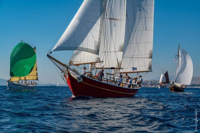 4os agonas ksylinon istioploikon skafon