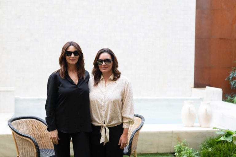 synantisi olgas kefalogianni me monica bellucci