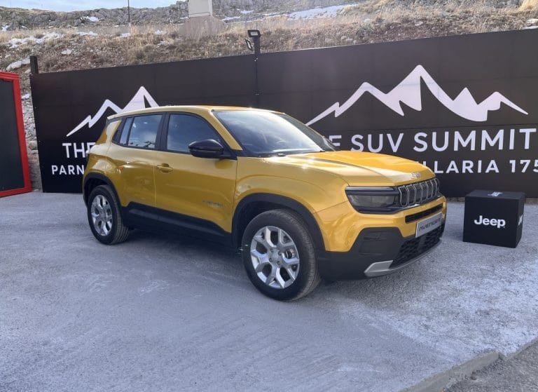 Jeep Avenger stin koryfi tou parnassou