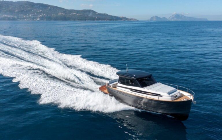 The new Gozzo 38 Cabin touches the sea