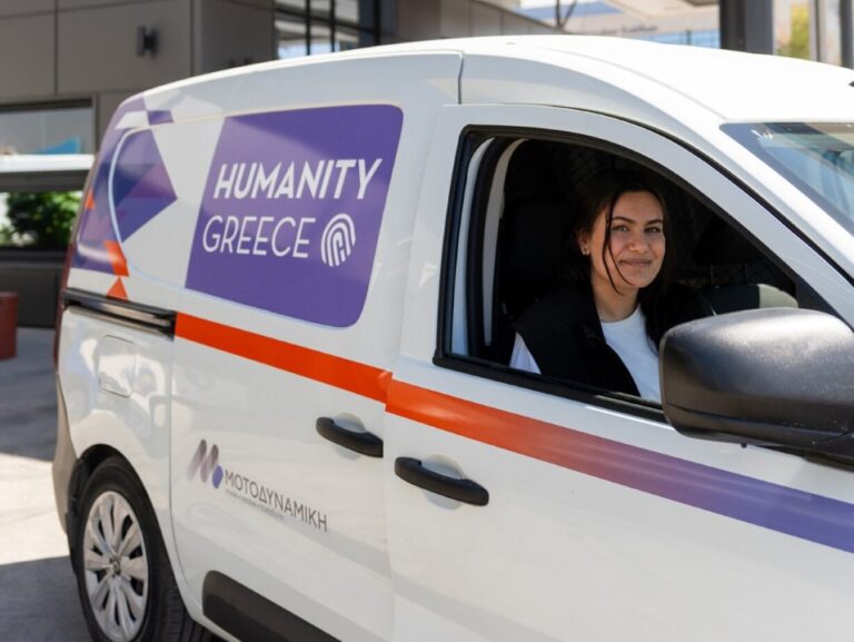 Η ελίν σύμμαχος των εθελοντών της Humanity Greece