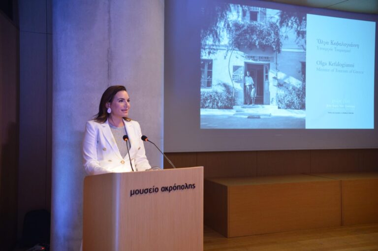 Η Όλγα Κεφαλογιάννη στην έκθεση φωτογραφιών του Robert McCabe