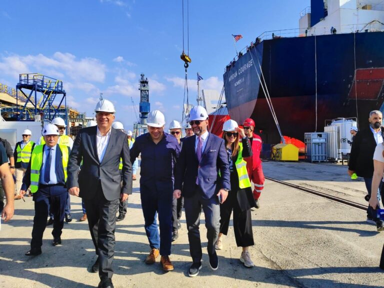 Στα Ναυπηγεία Ελευσίνας ο Τ. Θεοδωρικάκος: “Στρατηγική η επένδυση στη ναυπηγική βιομηχανία”