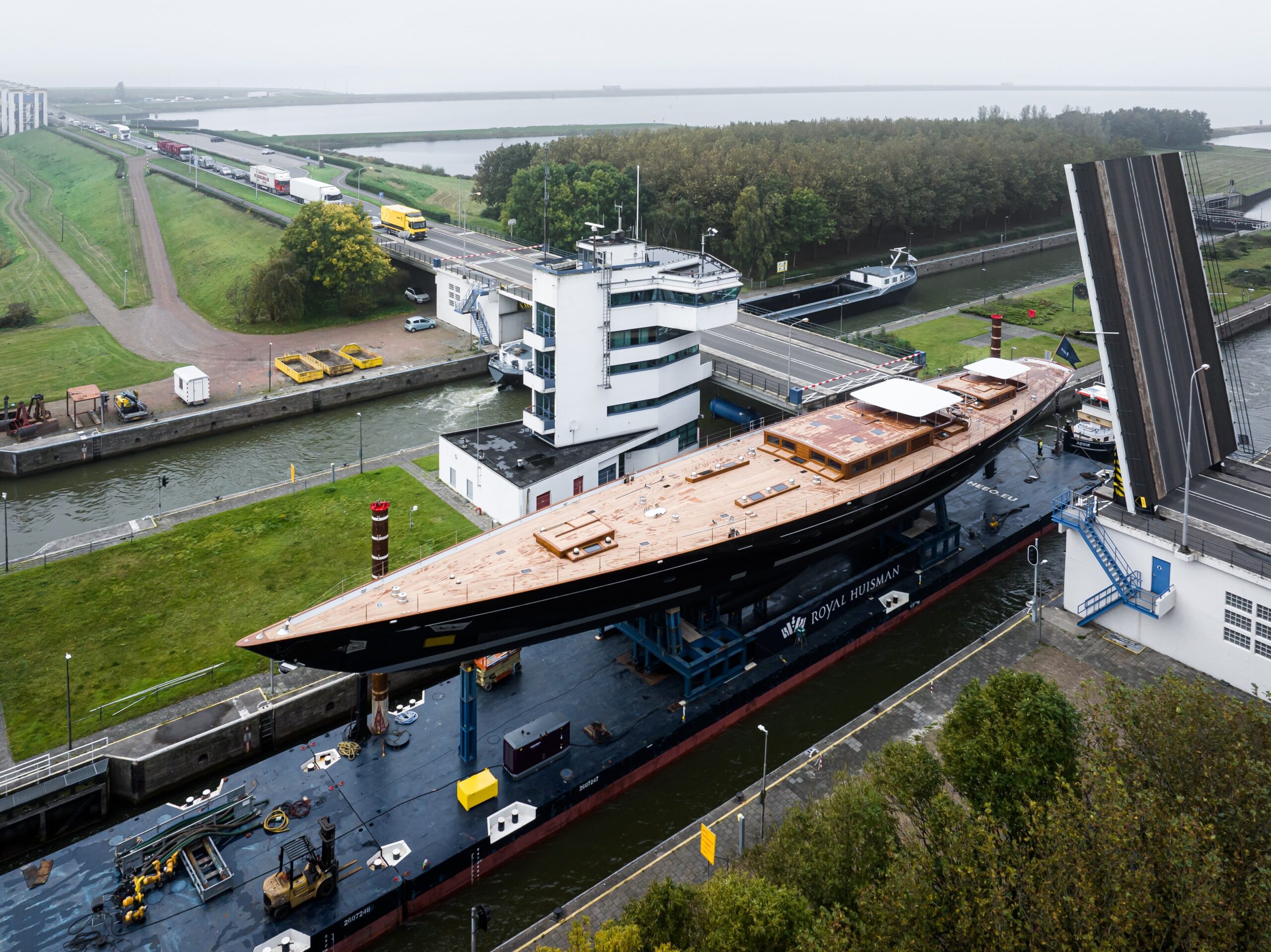 Royal Huisman proudly announces the transport of the Aquarius