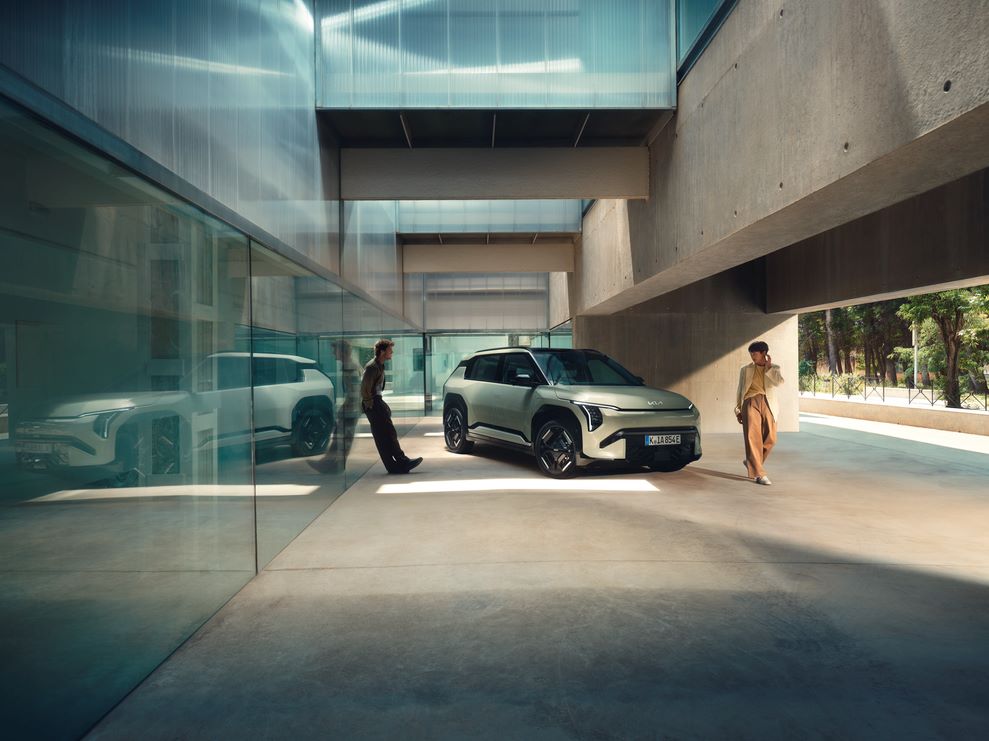 RHD_EV3_GTL_MY25_Key_Visual_Exterior_34Front_with_Talent_ISO