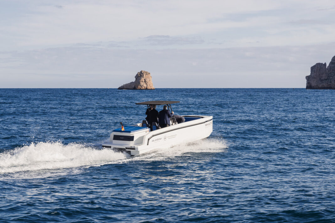 De Antonio Yachts donates a E23 to Philippe Cousteau Foundation