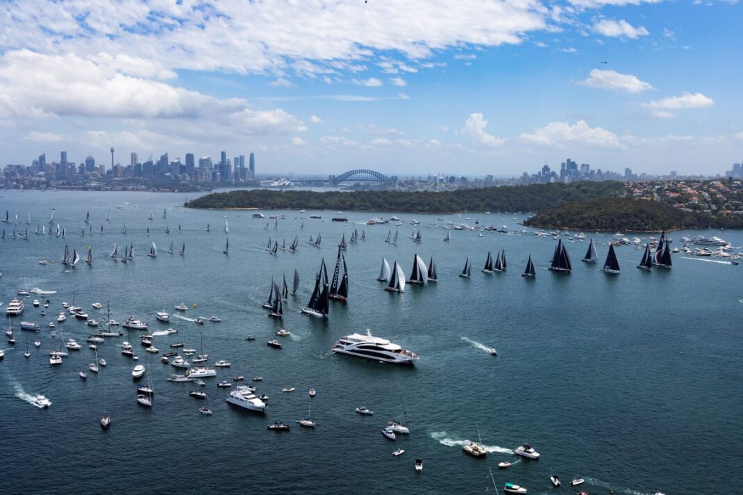 START OF THE ROLEX SYDNEY HOBART YACHT RACE IN SYDNEY HARBOUR