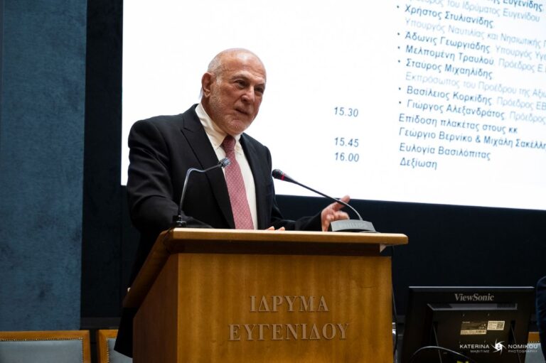 Το Ν.Ε.Ε. βράβευσε τον Γ. Βερνίκο για την προσφορά του