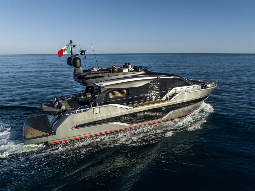 2-_sessantasette-67-corsa-ext-86 - MOD (1) Christian Grande reinvents the flybridge concept with the Cranchi Sessantasette 67 Corsa