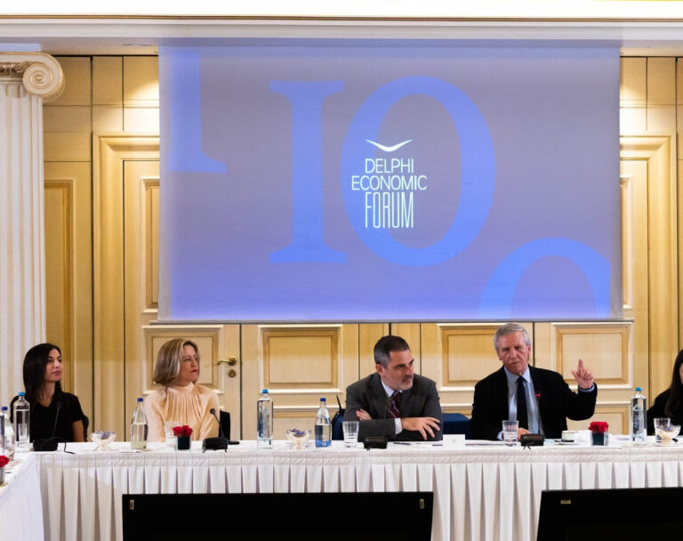 Από αριστερά: Λίλα Βόγλη, Communications Consultant, Οικονομικό Φόρουμ των Δελφών - Στέλλα Τσομώκου, Partner, SGT Corporate Communications - Γιάννης Θωμάτος, Αντιπρόεδρος του Οικονομικού Φόρουμ των Δελφών - Συμεών Γ. Τσομώκος, Πρόεδρος και Ιδρυτής του Οικονομικού Φόρουμ των Δελφών