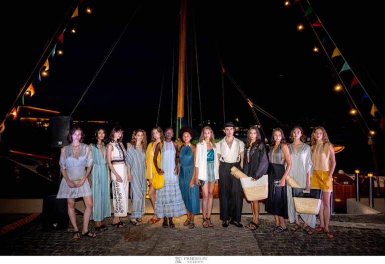 Τα μοντέλα της Zeus+Δione στο φινάλε της επίδειξης για τα εγκαίνια της νέας boutique στην Astir Marina