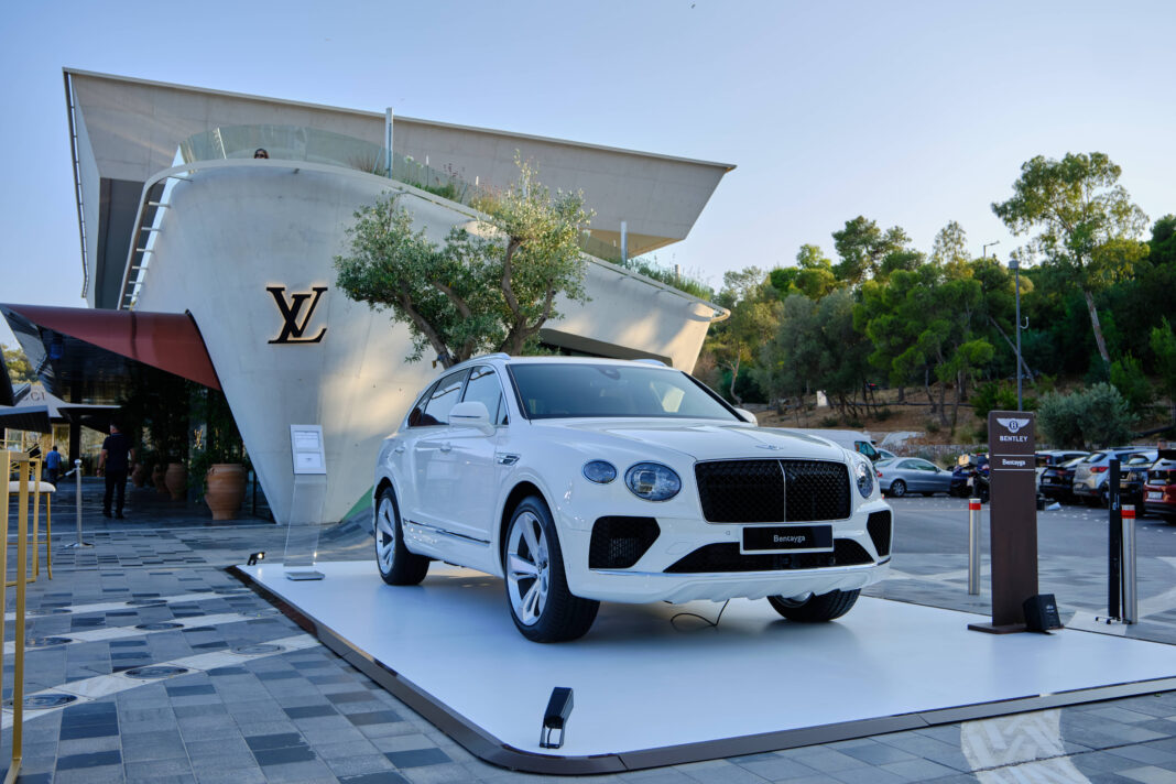 Bentayga Hybrid photo3 Η Bentley στην Αθηναϊκή Ριβιέρα: Ένα κομψό «ταξίδι» πολυτέλειας