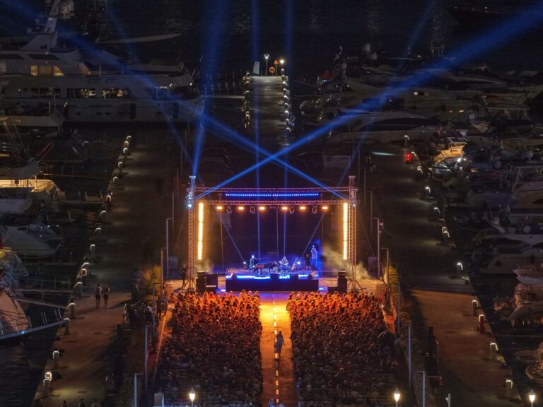 Η ΜΑΡΙΝΑ ΦΛΟΙΣΒΟΥ ΓΕΜΙΣΕ ΜΟΥΣΙΚΗ ΚΑΙ ΣΥΝΑΙΣΘΗΜΑ ΑΠΟ ΤΗΝ ΕΝΤΥΠΩΣΙΑΚΗ ΒΡΑΔΙΑ «ΜΑΓΕΥΤΙΚΕΣ ΜΕΛΩΔΙΕΣ ΑΠΟ ΤΗ ΜΕΓΑΛΗ ΟΘΟΝΗ»