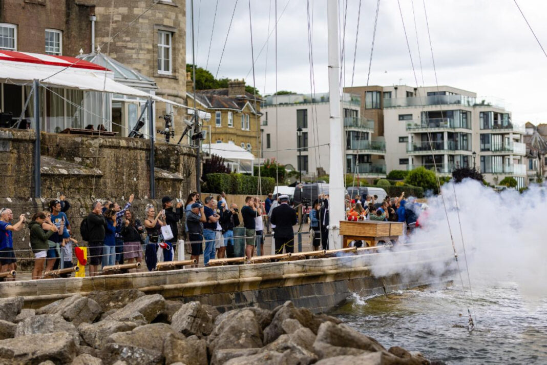 Spectators and cannons outside the Royal Yacht Squadron © Arthur Daniel/RORC
