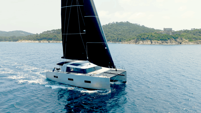 VAAN x Extravagant Yachts: Η νέα συνεργασία που φέρνει στην Ελλάδα το βραβευμένο με Innovation Award σκάφος VAAN R5