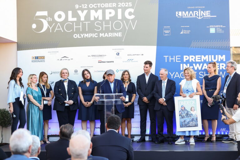 Η ομάδα της ONDECK και ο επικεφαλής της Οργανωτικής Επιτροπής του Olympic Yacht Show, Γεράσιμος Γερολυμάτος παρέδωσαν στον κ. Γιώργο Προκοπίου και τη σύζυγό του, Αλεξάνδρα, αναμνηστικό κάδρο με τους ίδιους, σε ένα ξεχωριστό εξώφυλλο του Skipper ONDECK.