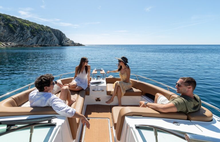 Jeanneau expands its offer with the launch of a new range of power catamarans