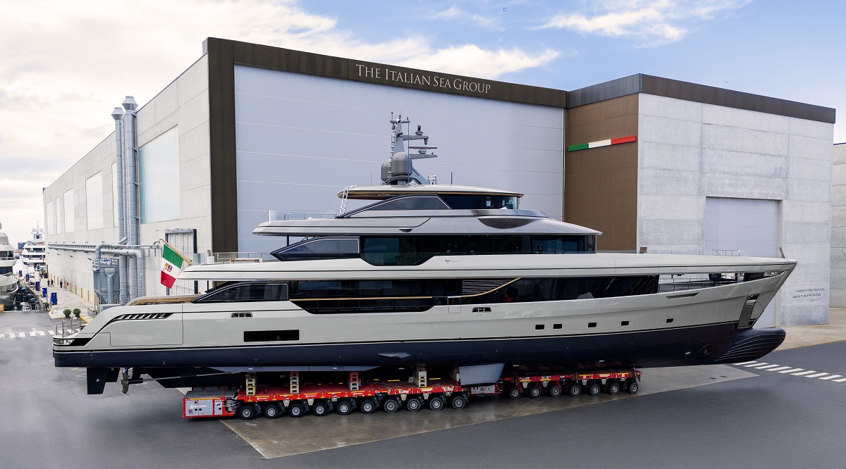 Admiral Yachts vLaunches the first Hull of the New Semi-Custom Panorama Line